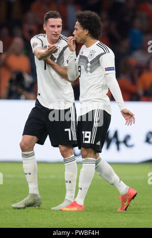 Jerome BOATENG (links, GER) und Leroy SANE (GER) diskutieren nach dem Ende des Spiels, Diskussion, reden, sprechen, frustriert, frustriert, enttäuscht, enttäuscht, Enttäuschung, Enttäuschung, traurig, ganze Zahl, Porträt, Geste, Gestik, Fussball Laenderspiel, Nationen Liga, Niederlande (NED) - Deutschland (GER) 3:0, am 10/10/2018 in der Johan Cruyff Arena in Amsterdam/Niederlande. € | Nutzung weltweit Stockfoto