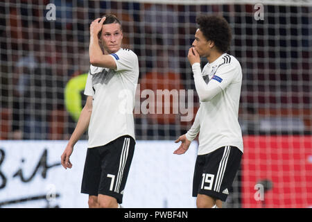 Jerome BOATENG (links, GER) und Leroy SANE (GER) diskutieren nach dem Ende des Spiels, Diskussion, sprechen, reden, frustriert, frustriert, frustratedet, enttäuscht, enttäuscht, Enttäuschung, Enttäuschung, traurig, halb Bild, halb Abbildung, Fußball, Länder, Nationen, Liga, Niederlande (NED) - Deutschland (GER) 3:0, am 13.10.2018 in der Johan Cruyff Arena in Amsterdam/Niederlande. € | Nutzung weltweit Stockfoto