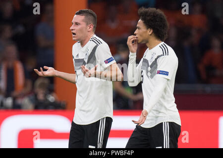 Jerome BOATENG (links, GER) und Leroy SANE (GER) diskutieren nach dem Ende des Spiels, Diskussion, reden, sprechen, frustriert, frustriert, enttäuscht, enttäuscht, Enttäuschung, Enttäuschung, traurig, halb Abbildung, Bild, Geste, Gestik, Fussball Laenderspiel, Nationen Liga, Niederlande (NED) - Deutschland (GER) 3:0, am 10/10/2018 in der Johan Cruyff Arena in Amsterdam/Niederlande. € | Nutzung weltweit Stockfoto