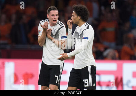 Jerome BOATENG (links, GER) und Leroy SANE (GER) diskutieren nach dem Ende des Spiels, Diskussion, reden, sprechen, frustriert, frustriert, enttäuscht, enttäuscht, Enttäuschung, Enttäuschung, traurig, halb Abbildung, Bild, Geste, Gestik, Fussball Laenderspiel, Nationen Liga, Niederlande (NED) - Deutschland (GER) 3:0, am 10/10/2018 in der Johan Cruyff Arena in Amsterdam/Niederlande. € | Nutzung weltweit Stockfoto