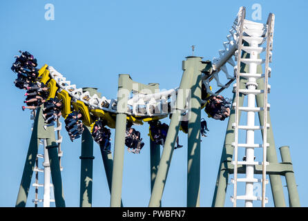 Soltau, Niedersachsen. 14 Okt, 2018. Besucher Fahrt mit der Achterbahn "Limit" im Heide-Park. Die Federung durchgeschleifte Anschluss wurde 1999 in Kraft gesetzt. Credit: Hauke-Christian Dittrich/dpa/Alamy leben Nachrichten Stockfoto