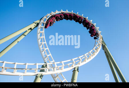 Soltau, Niedersachsen. 14 Okt, 2018. Besucher Fahrt mit der Achterbahn "Big Loop" im Heide-Park. Die Achterbahn besteht aus zwei Schleifen und einen doppelten Korkenzieher. Credit: Hauke-Christian Dittrich/dpa/Alamy leben Nachrichten Stockfoto