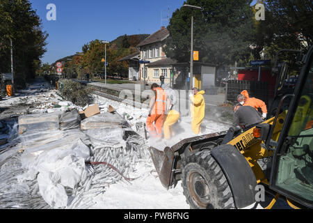 Baden-Wuerttemberg, Sipplingen Am Bodense, Deutschland. 15 Okt, 2018. 15 Oktober 2018, Baden-Wuerttemberg, Sipplingen am Bodensee: Feuerwehrmänner Kartoffel Mehl aus dem Titel entfernen, nachdem ein Unfall zwischen einem regionalen Zug und einem Lastwagen. Nach aktuellen Erkenntnissen, mindestens 17 Menschen wurden leicht verletzt, als der Zug mit dem Lkw kollidierte. Foto: Felix Kästle/dpa Quelle: dpa Picture alliance/Alamy leben Nachrichten Stockfoto