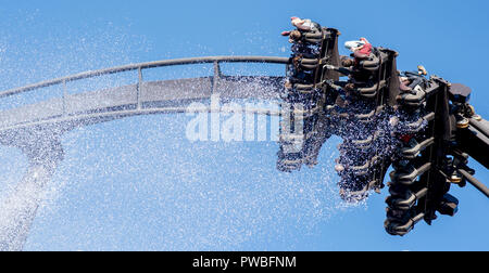 Soltau, Niedersachsen. 14 Okt, 2018. Besucher Fahrt mit der Achterbahn "Krake" im Heide-Park. Die so genannte Dive Coaster wurde 2011 in Betrieb genommen. Credit: Hauke-Christian Dittrich/dpa/Alamy leben Nachrichten Stockfoto