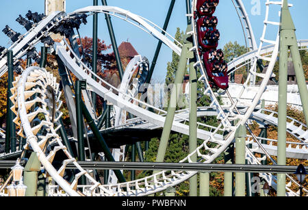 Soltau, Niedersachsen. 14 Okt, 2018. Besucher Fahrt mit der Achterbahn "Big Loop" im Heide-Park. Die Achterbahn besteht aus zwei Schleifen und einen doppelten Korkenzieher. Im Hintergrund sehen Sie die Achterbahn "Flug der Dämonen'. Credit: Hauke-Christian Dittrich/dpa/Alamy leben Nachrichten Stockfoto