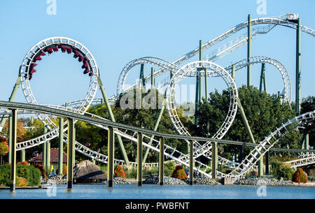 Soltau, Niedersachsen. 14 Okt, 2018. Besucher Fahrt mit der Achterbahn "Big Loop" im Heide-Park. Die Achterbahn besteht aus zwei Schleifen und einen doppelten Korkenzieher. Credit: Hauke-Christian Dittrich/dpa/Alamy leben Nachrichten Stockfoto