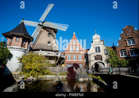 Soltau, Niedersachsen. 14 Okt, 2018. Eine Windmühle und Repliken der Niederländischen Wohngebäude können im Holländischen Viertel der Heide-Park gefunden werden. Credit: Hauke-Christian Dittrich/dpa/Alamy leben Nachrichten Stockfoto