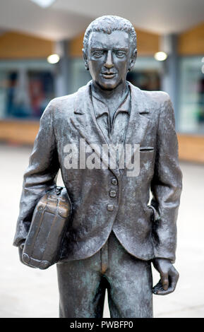 Soltau, Niedersachsen. 14 Okt, 2018. Die Skulptur "Der Emigrant' des Künstlers Provenziani Quinto, 2004 gegründet, steht vor dem Hauptbahnhof. Credit: Hauke-Christian Dittrich/dpa/Alamy leben Nachrichten Stockfoto