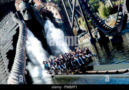 Soltau, Niedersachsen. 14 Okt, 2018. Besucher Fahrt mit der Achterbahn "Krake" im Heide-Park. Die so genannte Dive Coaster wurde 2011 in Betrieb genommen. Credit: Hauke-Christian Dittrich/dpa/Alamy leben Nachrichten Stockfoto