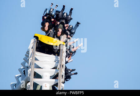 Soltau, Niedersachsen. 14 Okt, 2018. Besucher Fahrt mit der Achterbahn "Limit" im Heide-Park. Die Federung durchgeschleifte Anschluss wurde 1999 in Kraft gesetzt. Credit: Hauke-Christian Dittrich/dpa/Alamy leben Nachrichten Stockfoto