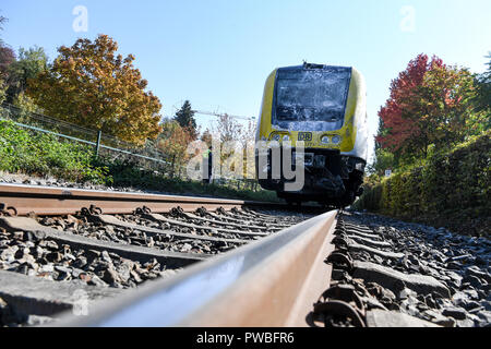 Baden-Wuerttemberg, Sipplingen Am Bodense, Deutschland. 15 Okt, 2018. 15 Oktober 2018, Baden-Wuerttemberg, Sipplingen am Bodensee: Eine beschädigte Regionalbahn ist auf den Gleisen direkt hinter dem Bahnhof. Nach aktuellen Erkenntnissen, mindestens 17 Menschen wurden leicht verletzt, wenn der Zug mit einem Lkw zusammenstieß. Foto: Felix Kästle/dpa Quelle: dpa Picture alliance/Alamy leben Nachrichten Stockfoto