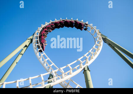 Soltau, Niedersachsen. 14 Okt, 2018. Besucher Fahrt mit der Achterbahn "Big Loop" im Heide-Park. Die Achterbahn besteht aus zwei Schleifen und einen doppelten Korkenzieher. Credit: Hauke-Christian Dittrich/dpa/Alamy leben Nachrichten Stockfoto