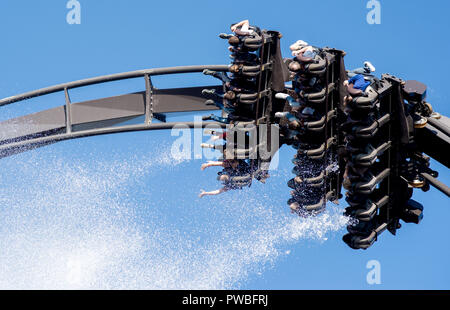 Soltau, Niedersachsen. 14 Okt, 2018. Besucher Fahrt mit der Achterbahn "Krake" im Heide-Park. Die so genannte Dive Coaster wurde 2011 in Betrieb genommen. Credit: Hauke-Christian Dittrich/dpa/Alamy leben Nachrichten Stockfoto