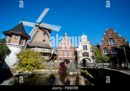 Soltau, Niedersachsen. 14 Okt, 2018. Eine Windmühle und Repliken der Niederländischen Wohngebäude können im Holländischen Viertel der Heide-Park gefunden werden. Credit: Hauke-Christian Dittrich/dpa/Alamy leben Nachrichten Stockfoto