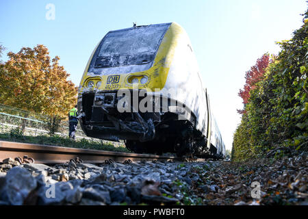 Baden-Wuerttemberg, Sipplingen Am Bodense, Deutschland. 15 Okt, 2018. 15 Oktober 2018, Baden-Wuerttemberg, Sipplingen am Bodensee: Eine beschädigte Regionalbahn ist auf den Gleisen direkt hinter dem Bahnhof. Nach aktuellen Erkenntnissen, mindestens 17 Menschen wurden leicht verletzt, wenn der Zug mit einem Lkw zusammenstieß. Foto: Felix Kästle/dpa Quelle: dpa Picture alliance/Alamy leben Nachrichten Stockfoto