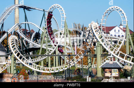 Soltau, Niedersachsen. 14 Okt, 2018. Besucher Fahrt mit der Achterbahn "Big Loop" im Heide-Park. Die Achterbahn besteht aus zwei Schleifen und einen doppelten Korkenzieher. Credit: Hauke-Christian Dittrich/dpa/Alamy leben Nachrichten Stockfoto