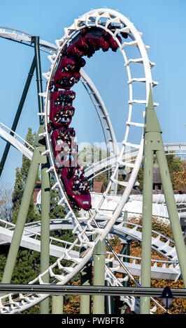 Soltau, Niedersachsen. 14 Okt, 2018. Besucher Fahrt mit der Achterbahn "Big Loop" im Heide-Park. Die Achterbahn besteht aus zwei Schleifen und einen doppelten Korkenzieher. Credit: Hauke-Christian Dittrich/dpa/Alamy leben Nachrichten Stockfoto