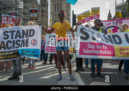 London, Greater London, UK. 13 Okt, 2018. Menschen marschieren an Whitehall holding Banner und Plakate bei der antifaschistischen Demonstration gegen die DFLA in London. Gegendemonstration von United gegen Rassismus und Islamophobie, Gewerkschaften organisiert und Stand bis zu Rassismus marschierten von Old Palace Yard zu Whitehall in einem Versuch, die Route der Demokratischen Fußball Jungs Alliance (DFLA) März in London zu blockieren. Während der Demonstration gab es Vorfälle, bei denen DFLA Unterstützer versucht, in der Nähe des anti-rassistischen Demonstranten, die von der Polizei kontrolliert wurden. (Credi Stockfoto