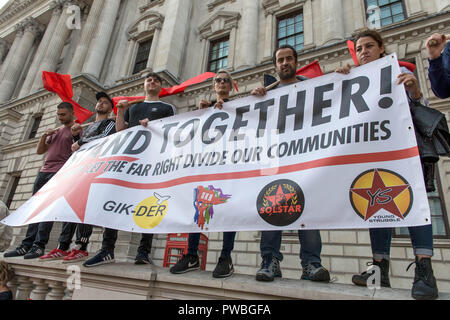 London, Greater London, UK. 13 Okt, 2018. Die demonstranten gesehen halten ein Banner und Fahnen auf der antifaschistischen Demonstration gegen die DFLA in London. Gegendemonstration von United gegen Rassismus und Islamophobie, Gewerkschaften organisiert und Stand bis zu Rassismus marschierten von Old Palace Yard zu Whitehall in einem Versuch, die Route der Demokratischen Fußball Jungs Alliance (DFLA) März in London zu blockieren. Während der Demonstration gab es Vorfälle, bei denen DFLA Unterstützer versucht, in der Nähe des anti-rassistischen Demonstranten, die von der Polizei kontrolliert wurden. (Bild: © Andres P Stockfoto