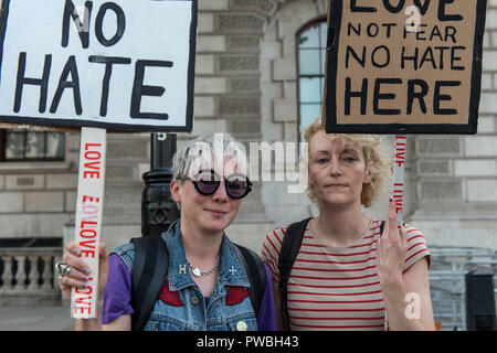 Die demonstranten gesehen Plakate während der antifaschistischen Demonstration gegen die DFLA in London. Gegendemonstration von United gegen Rassismus und Islamophobie, Gewerkschaften organisiert und Stand bis zu Rassismus marschierten von Old Palace Yard zu Whitehall in einem Versuch, die Route der Demokratischen Fußball Jungs Alliance (DFLA) März in London zu blockieren. Während der Demonstration gab es Vorfälle, bei denen DFLA Unterstützer versucht, in der Nähe des anti-rassistischen Demonstranten, die von der Polizei kontrolliert wurden. Stockfoto