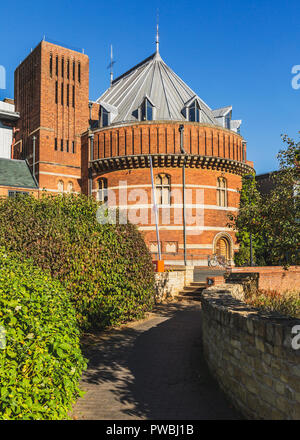 Blick auf das Royal Shakespeare Theatre von der Rückseite des historischen Gebäudes. Stockfoto