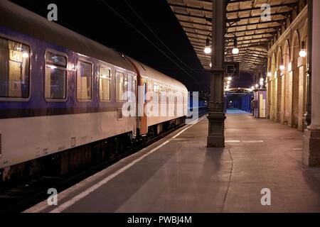 Bahnhof bei Nacht Stockfoto