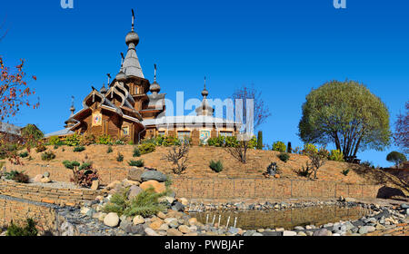 Novokuznetsk, Russland - Oktober 09, 2018: Holz- christlichen Tempel der Heiligen Märtyrer Johannes Krieger auf der Spitze des Berges, von der traditionellen Technologie gebaut Stockfoto