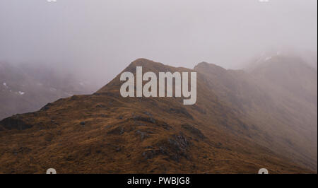 Highland Berg im Nebel Nebel. zwischen Loch Duich und Loch Cluaine, West Highlands, Schottland, Großbritannien Stockfoto