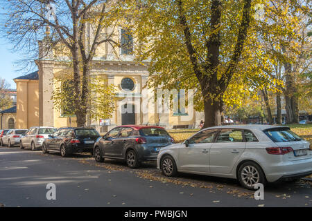 Das olai Park und St. Olai Kirche gesehen von der Straße Knäppingsborgsgatan im Herbst in Norrköping, Schweden. Stockfoto