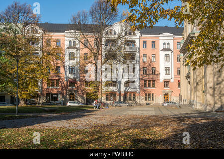 Das olai Park und Jugendstil Fassaden auf der Straße Knäppingsborgsgatan im Herbst in Norrköping, Schweden. Stockfoto