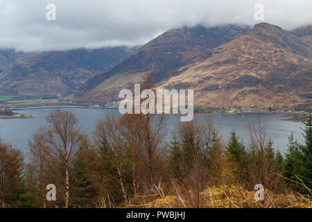 Aussichtspunkt an Ratagan Wald über Loch Duich und die umliegende Hochland Berge, Loch Duich, West Highlands, Schottland, Großbritannien Stockfoto