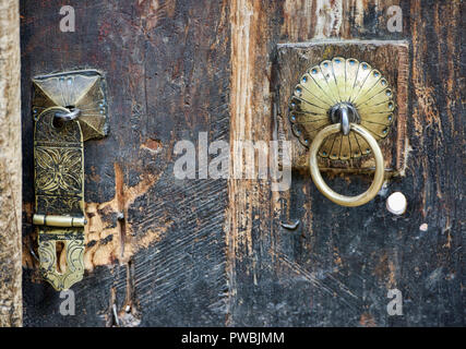 Tradtional doorknocker und Schloss in der Balti Dorf Turtuk, Nubra Valley, Ladakh, Indien. Früher Pakistan, Indien übernahm das Dorf im 197 Stockfoto