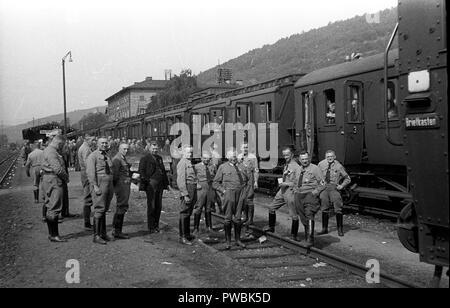 Deutsche, die zur NSDAP-NSDAP-Nürnberger Rallye 1936 am Nürnberger Bahnhof ankommen Parade am 10. September 1936. stormtroopers Brownshirts Stockfoto