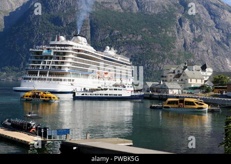 Kreuzfahrtschiff in Hardangerfjord Norwegen Stockfoto