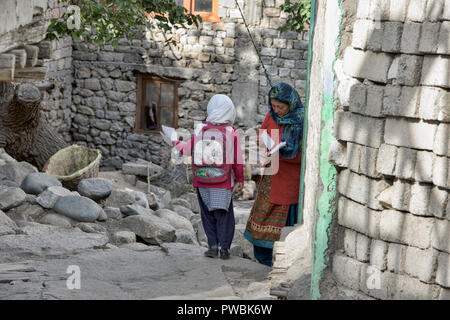 Schülerin und ihre Mutter in der Balti Dorf Pakistan-India Turtuk auf der Grenze. Früher Pakistan, das Dorf von Indien im Jahre 1971 genommen wurde, Stockfoto