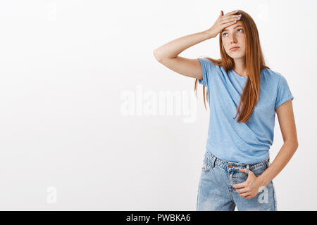 Mädchen Gefühl Druck und Stress Müdigkeit von Mühen und besorgt die Hand auf die Stirn whiping schwitzen sie atmen kaum beiseite, erschöpft die Notwendigkeit über grauen Hintergrund rest Stockfoto