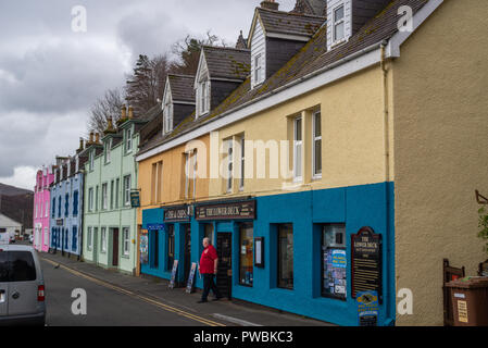 Bunte Häuser am alten Hafen von Portree auf der Insel Skye, Schottland, Vereinigtes Königreich Stockfoto