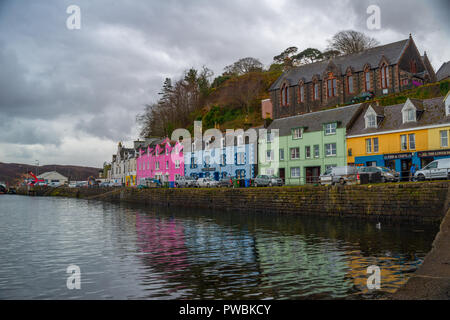 Bunte Häuser am alten Hafen von Portree auf der Insel Skye, Schottland, Vereinigtes Königreich Stockfoto