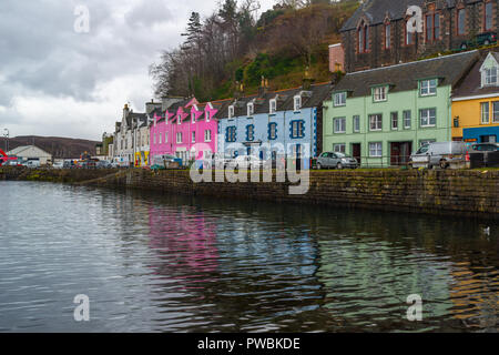 Bunte Häuser am alten Hafen von Portree auf der Insel Skye, Schottland, Vereinigtes Königreich Stockfoto