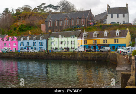 Bunte Häuser am alten Hafen von Portree auf der Insel Skye, Schottland, Vereinigtes Königreich Stockfoto