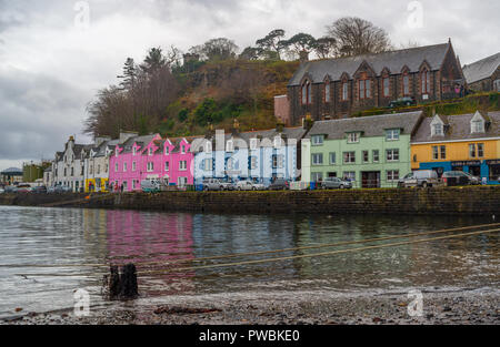 Bunte Häuser am alten Hafen von Portree auf der Insel Skye, Schottland, Vereinigtes Königreich Stockfoto