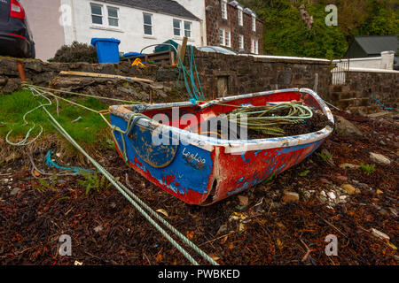 Bunte Häuser am alten Hafen von Portree auf der Insel Skye, Schottland, Vereinigtes Königreich Stockfoto