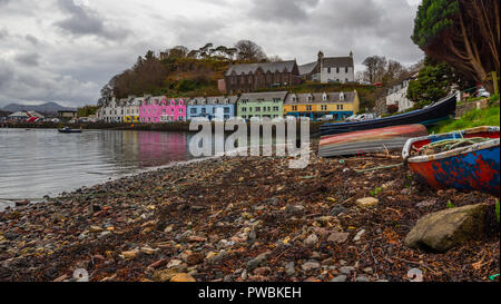 Bunte Häuser und Boote am alten Hafen von Portree auf der Insel Skye, Schottland, Vereinigtes Königreich Stockfoto
