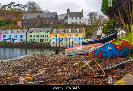 Bunte Häuser und Boote am alten Hafen von Portree auf der Insel Skye, Schottland, Vereinigtes Königreich Stockfoto