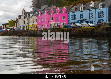 Bunte Häuser am alten Hafen von Portree spiegeln sich im Wasser. Isle of Skye, Schottland, Vereinigtes Königreich Stockfoto