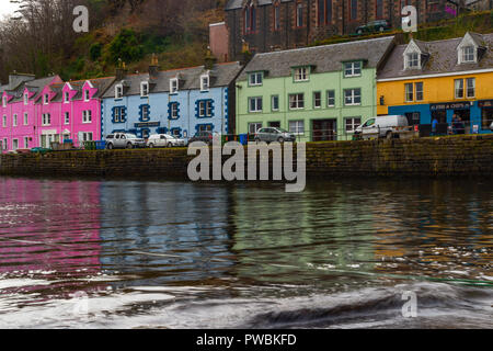 Bunte Häuser am alten Hafen von Portree auf der Insel Skye, Schottland, Vereinigtes Königreich Stockfoto