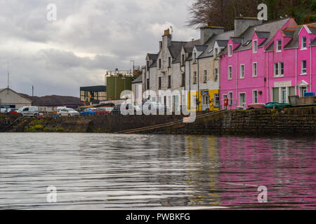 Bunte Häuser am alten Hafen von Portree auf der Insel Skye, Schottland, Vereinigtes Königreich Stockfoto
