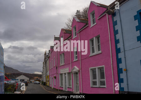 Bunte Häuser am alten Hafen von Portree auf der Insel Skye, Schottland, Vereinigtes Königreich Stockfoto