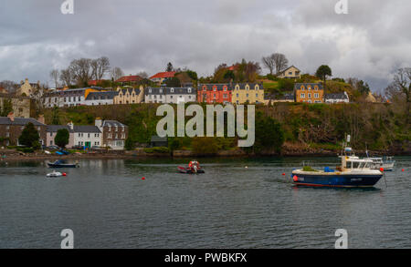 Bunte Häuser und Boote am alten Hafen von Portree auf der Insel Skye, Schottland, Vereinigtes Königreich Stockfoto