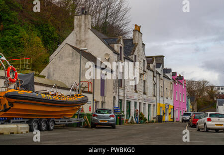Bunte Häuser am alten Hafen von Portree auf der Insel Skye, Schottland, Vereinigtes Königreich Stockfoto